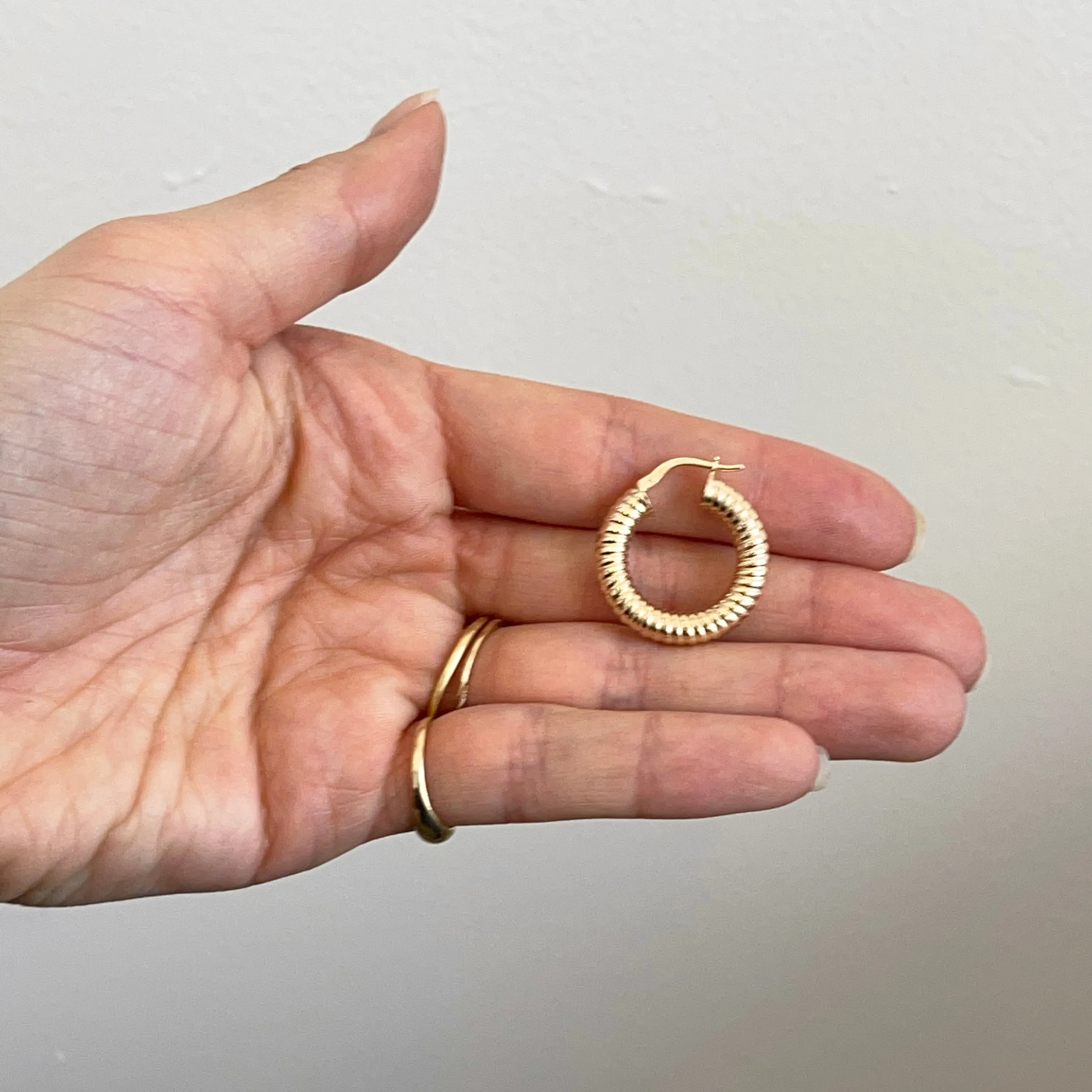 10KT Yellow Gold Spiral Round Hoop Earrings 24mm