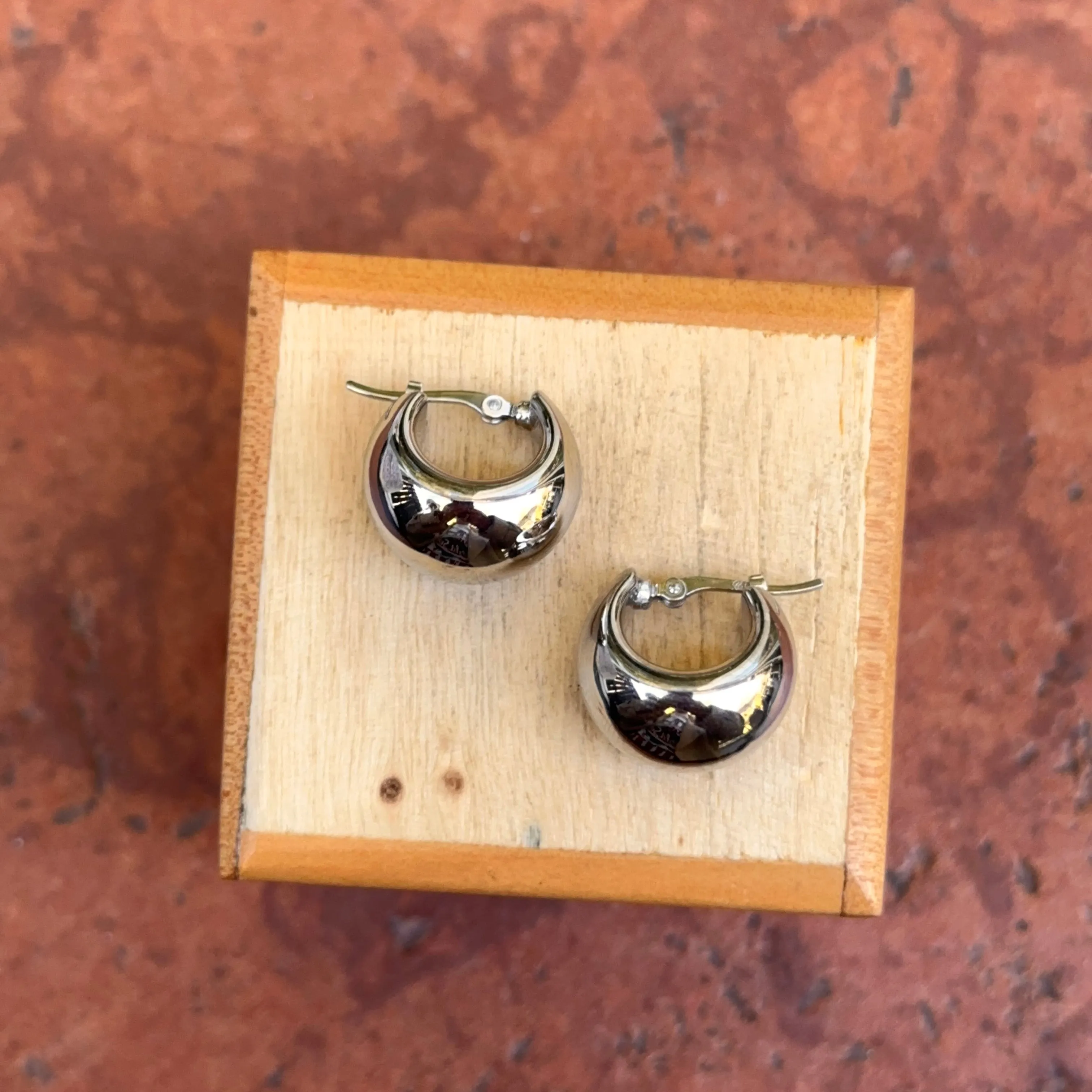 14KT White Gold Tapered Huggie Hoop Earrings 15mm