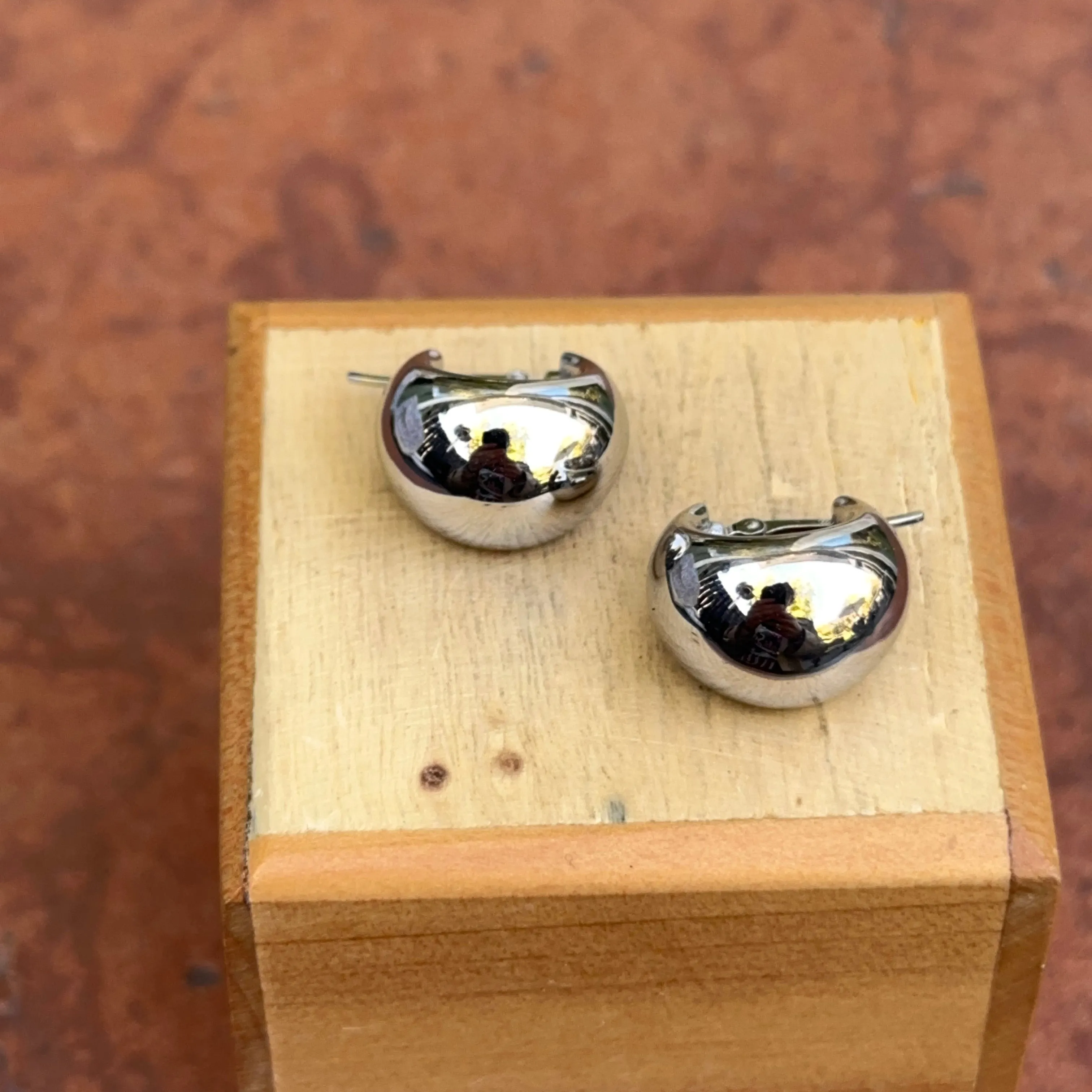 14KT White Gold Tapered Huggie Hoop Earrings 15mm