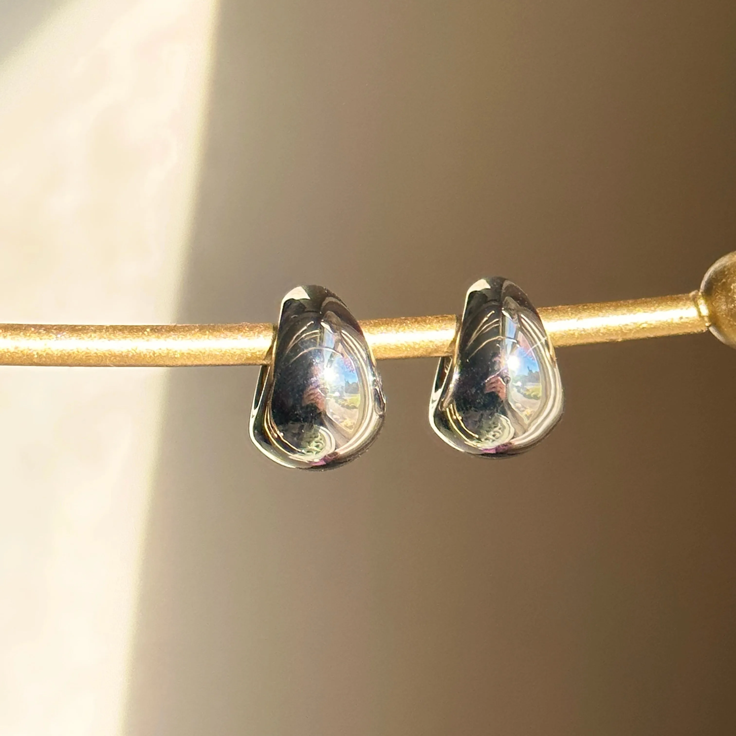 14KT White Gold Tapered Huggie Hoop Earrings 15mm