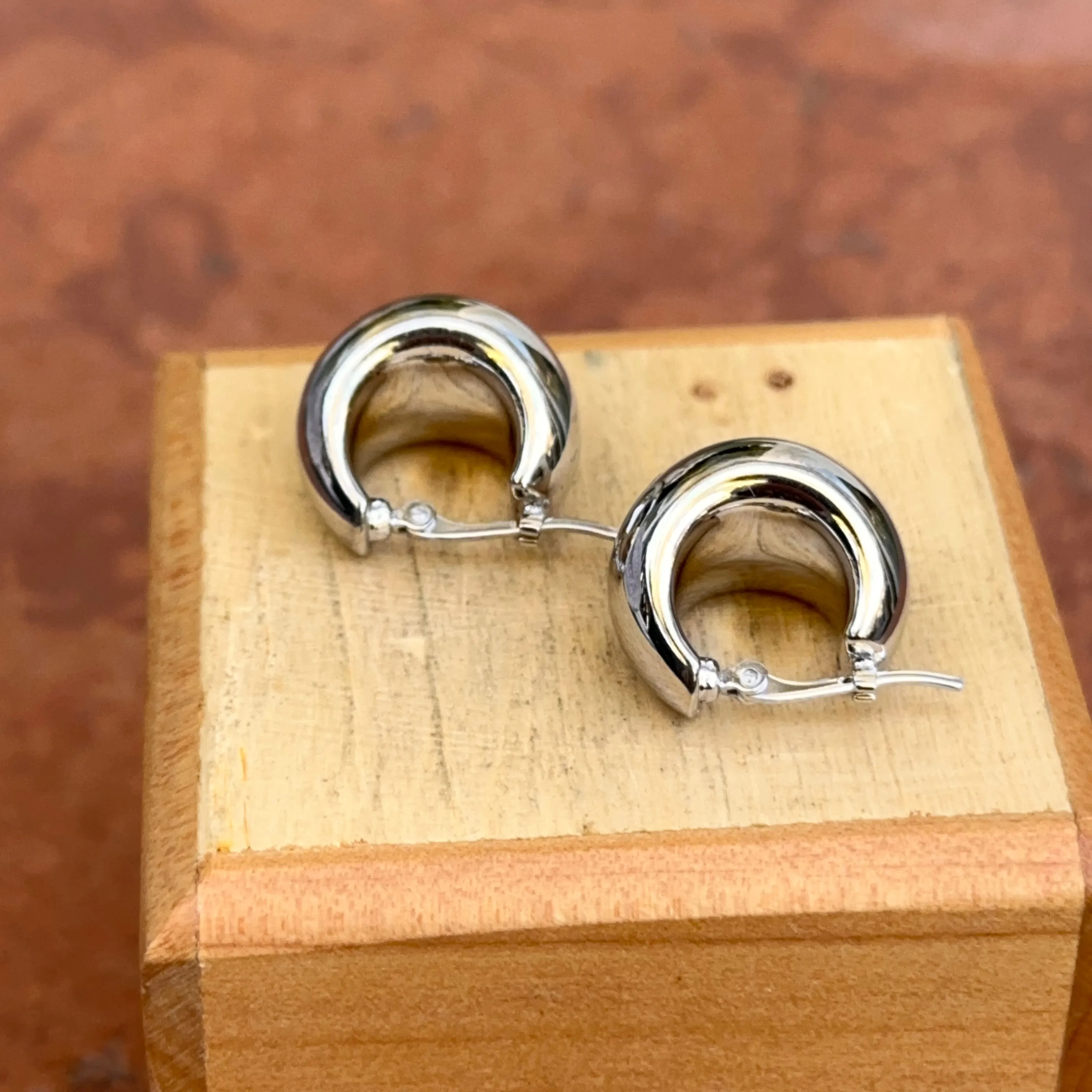 14KT White Gold Tapered Huggie Hoop Earrings 15mm