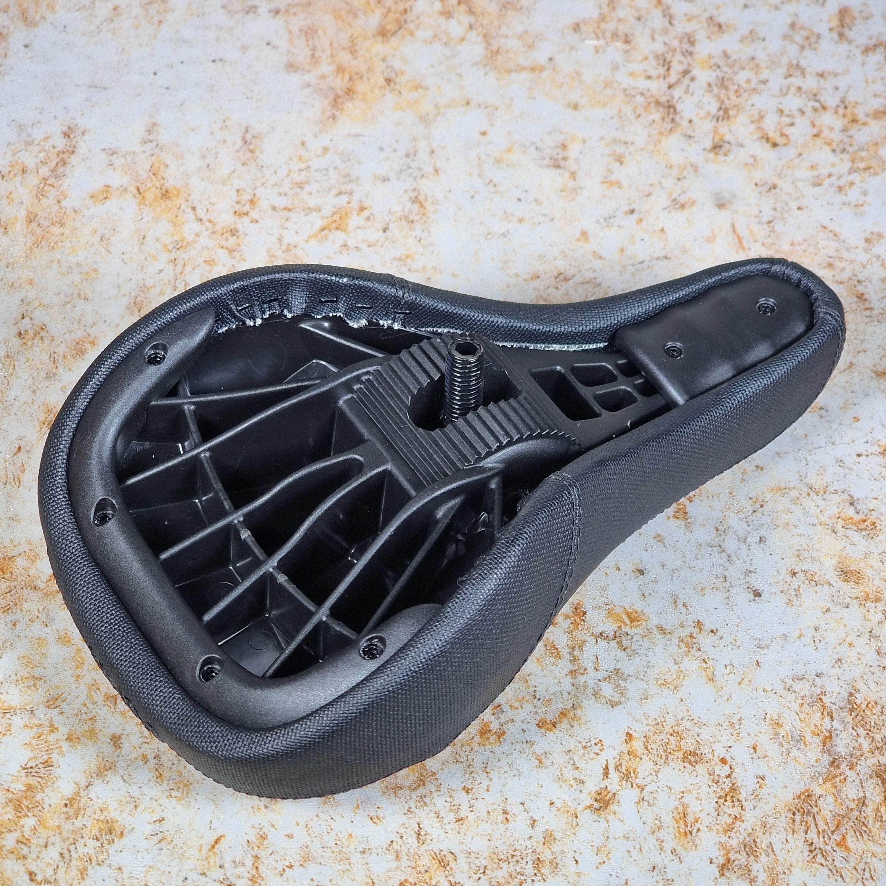 Kink Global Mid Stealth Pivotal Seat Black