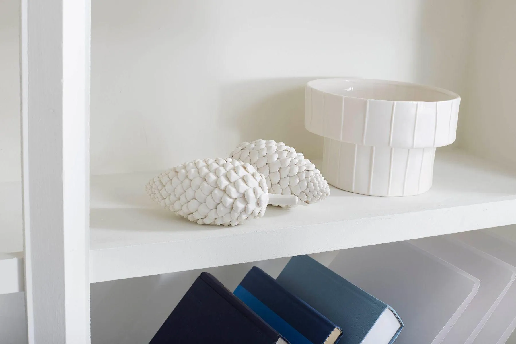 Laying Pine Cone / Blanc de Chine
