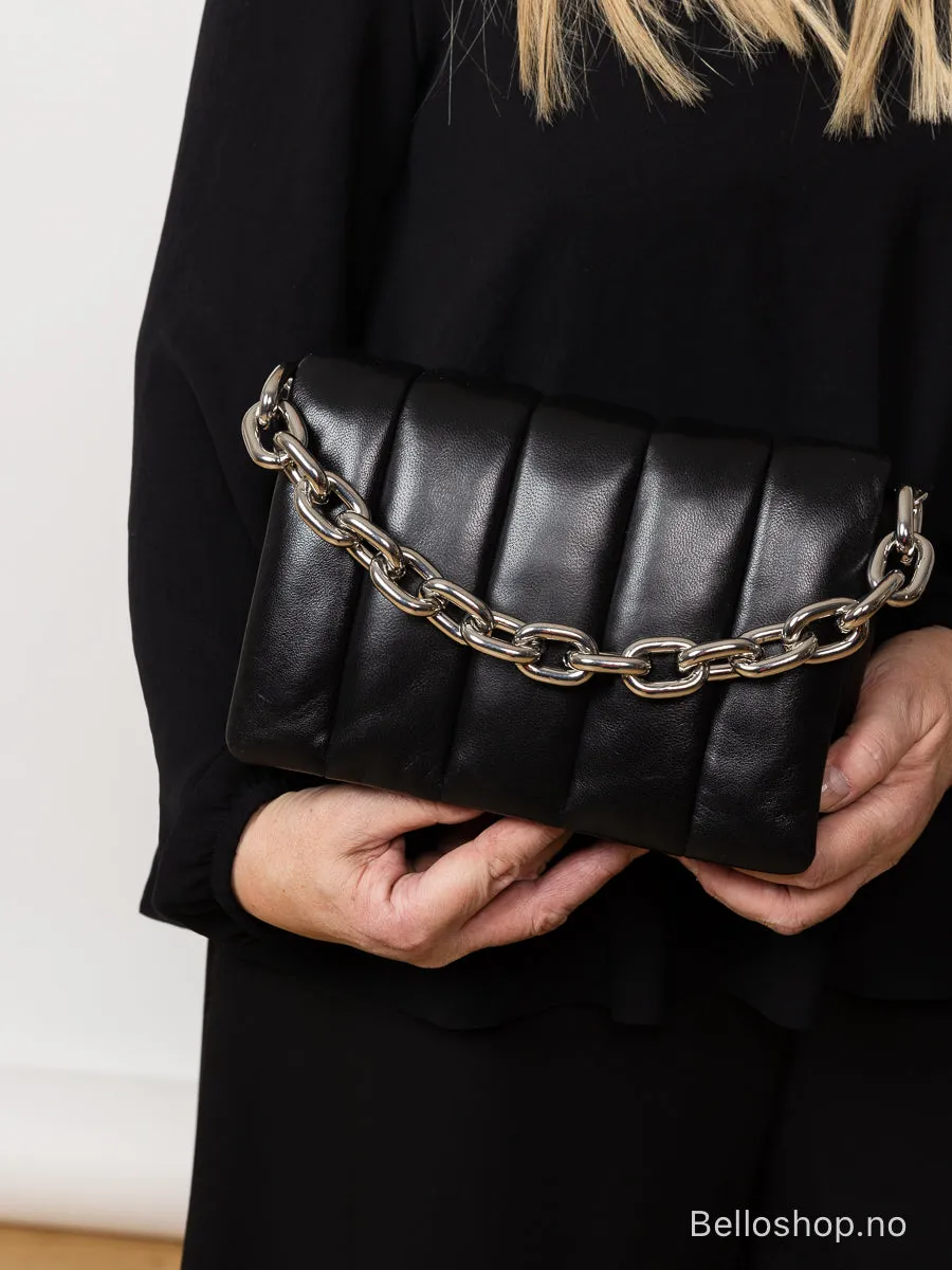 Stand Studio Sort veske med chunky sølvlenke