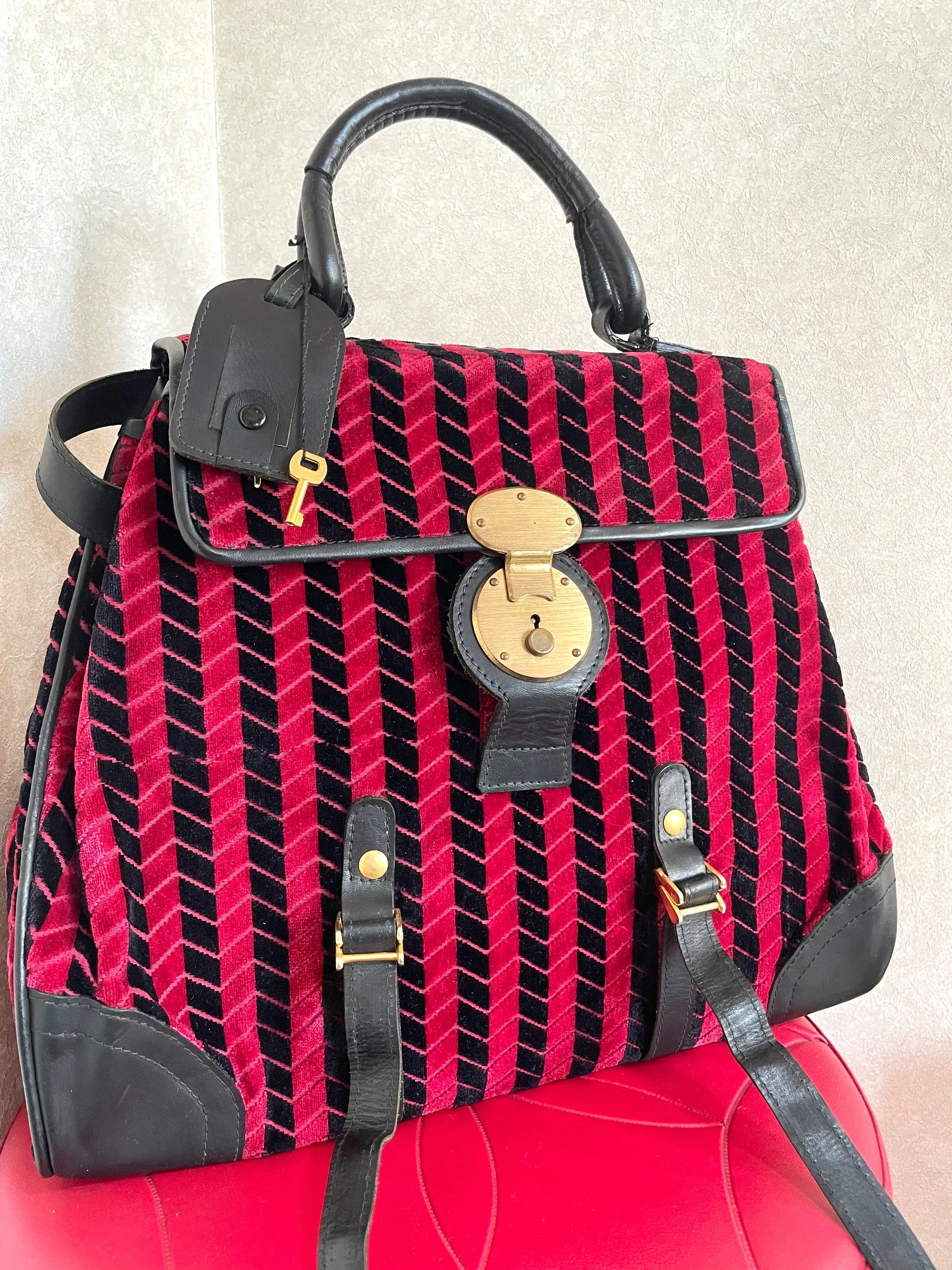 Vintage Roberta di Camerino red and black velvet chevron kelly handbag with golden logo motif. Rare masterpiece purse. 0501101ac