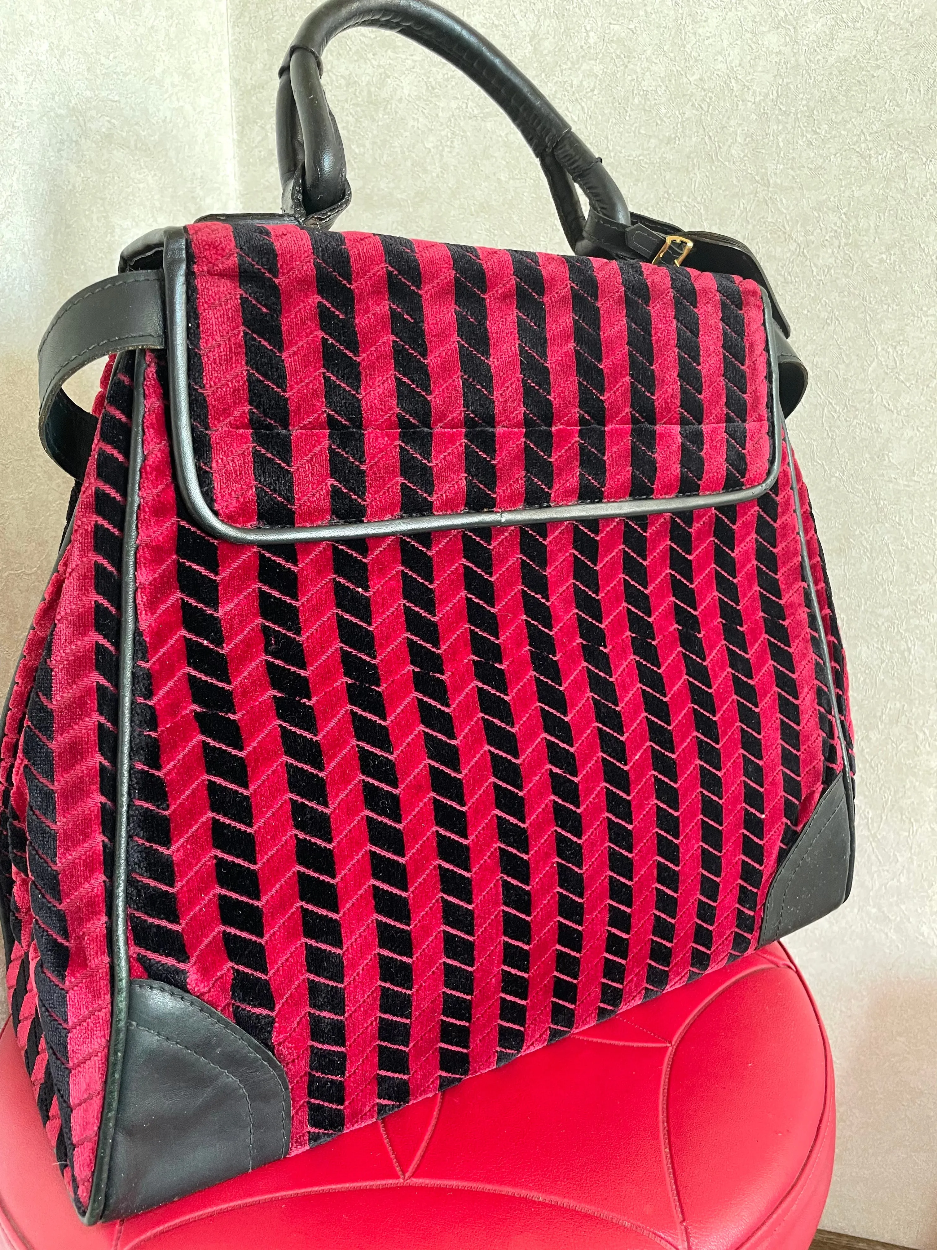 Vintage Roberta di Camerino red and black velvet chevron kelly handbag with golden logo motif. Rare masterpiece purse. 0501101ac