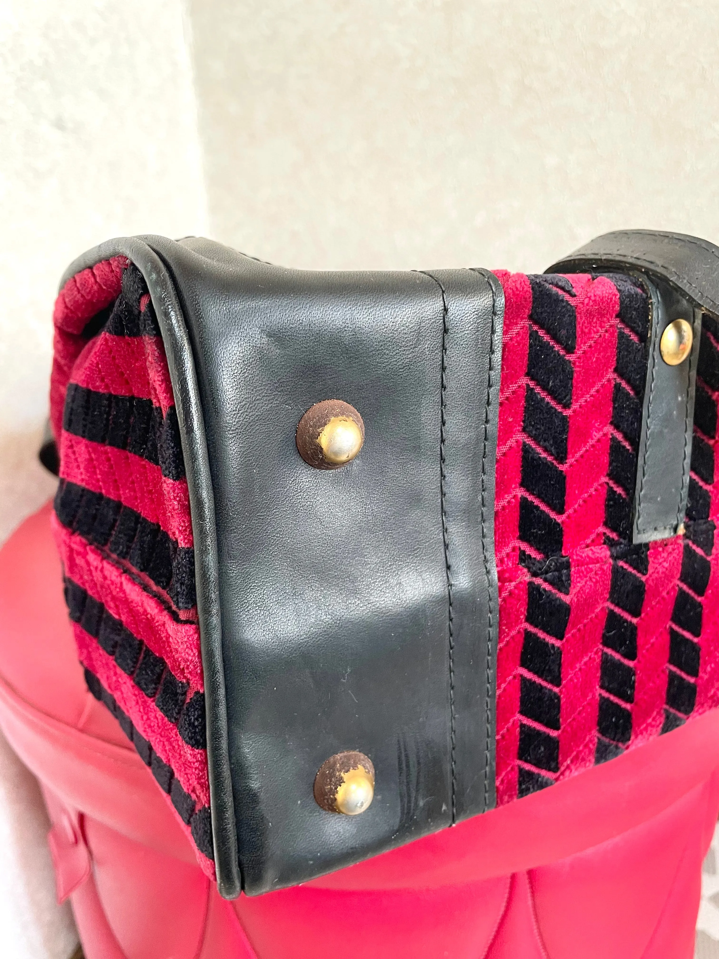 Vintage Roberta di Camerino red and black velvet chevron kelly handbag with golden logo motif. Rare masterpiece purse. 0501101ac