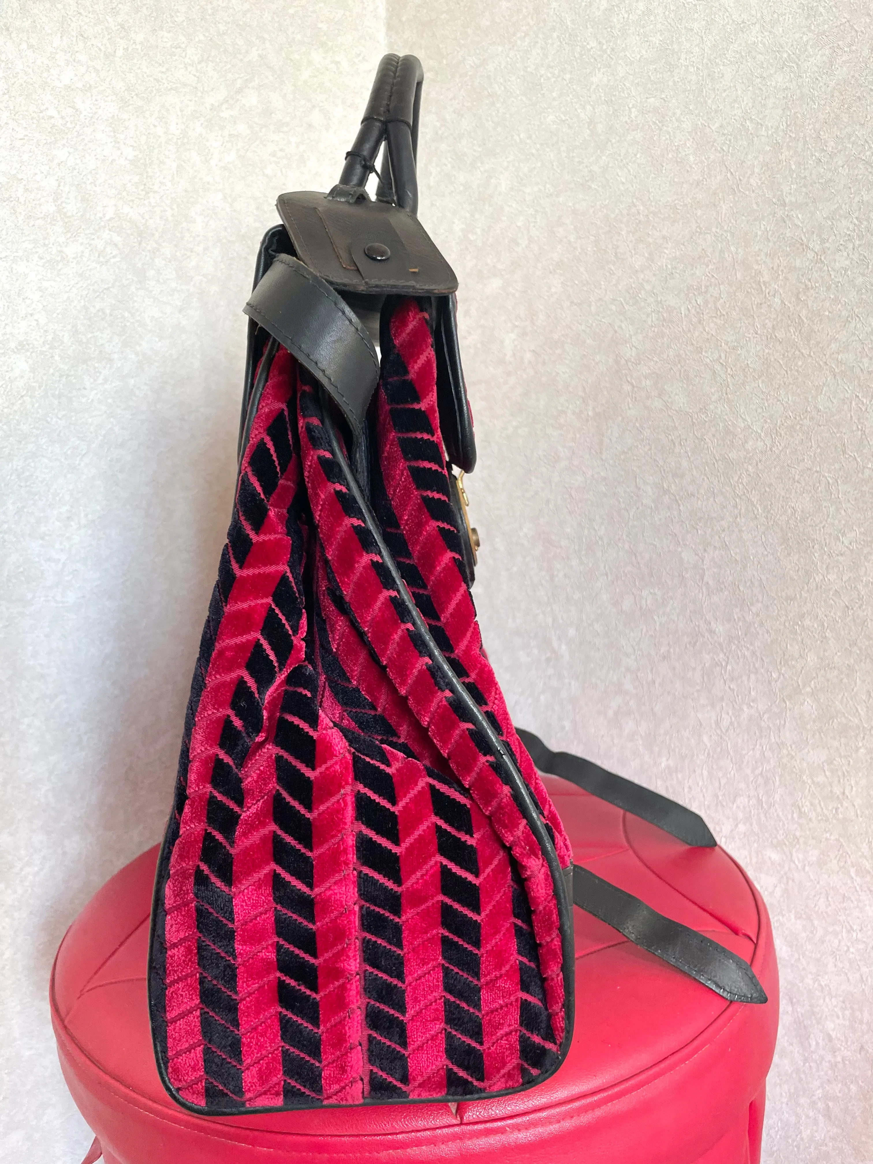 Vintage Roberta di Camerino red and black velvet chevron kelly handbag with golden logo motif. Rare masterpiece purse. 0501101ac