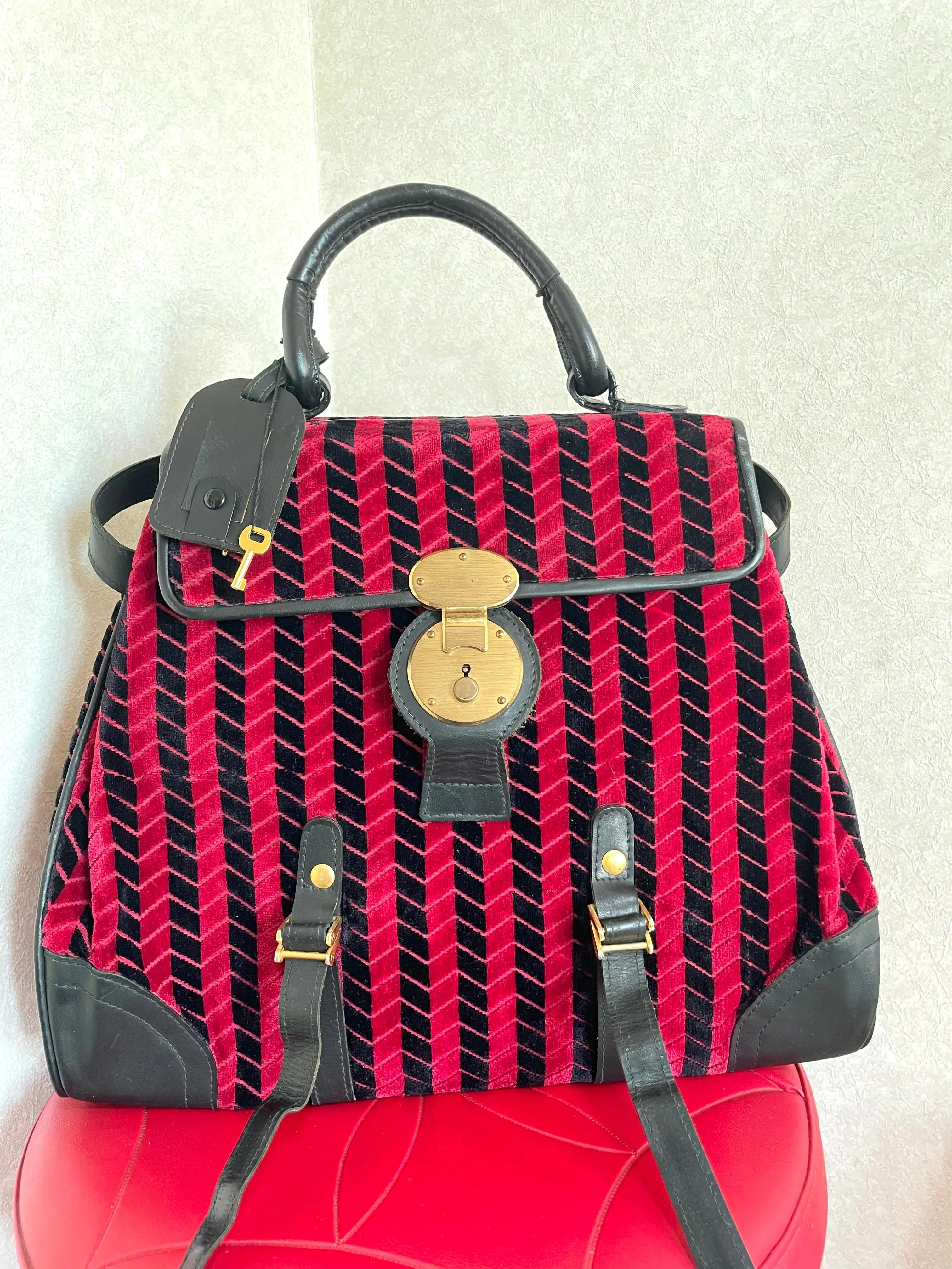 Vintage Roberta di Camerino red and black velvet chevron kelly handbag with golden logo motif. Rare masterpiece purse. 0501101ac