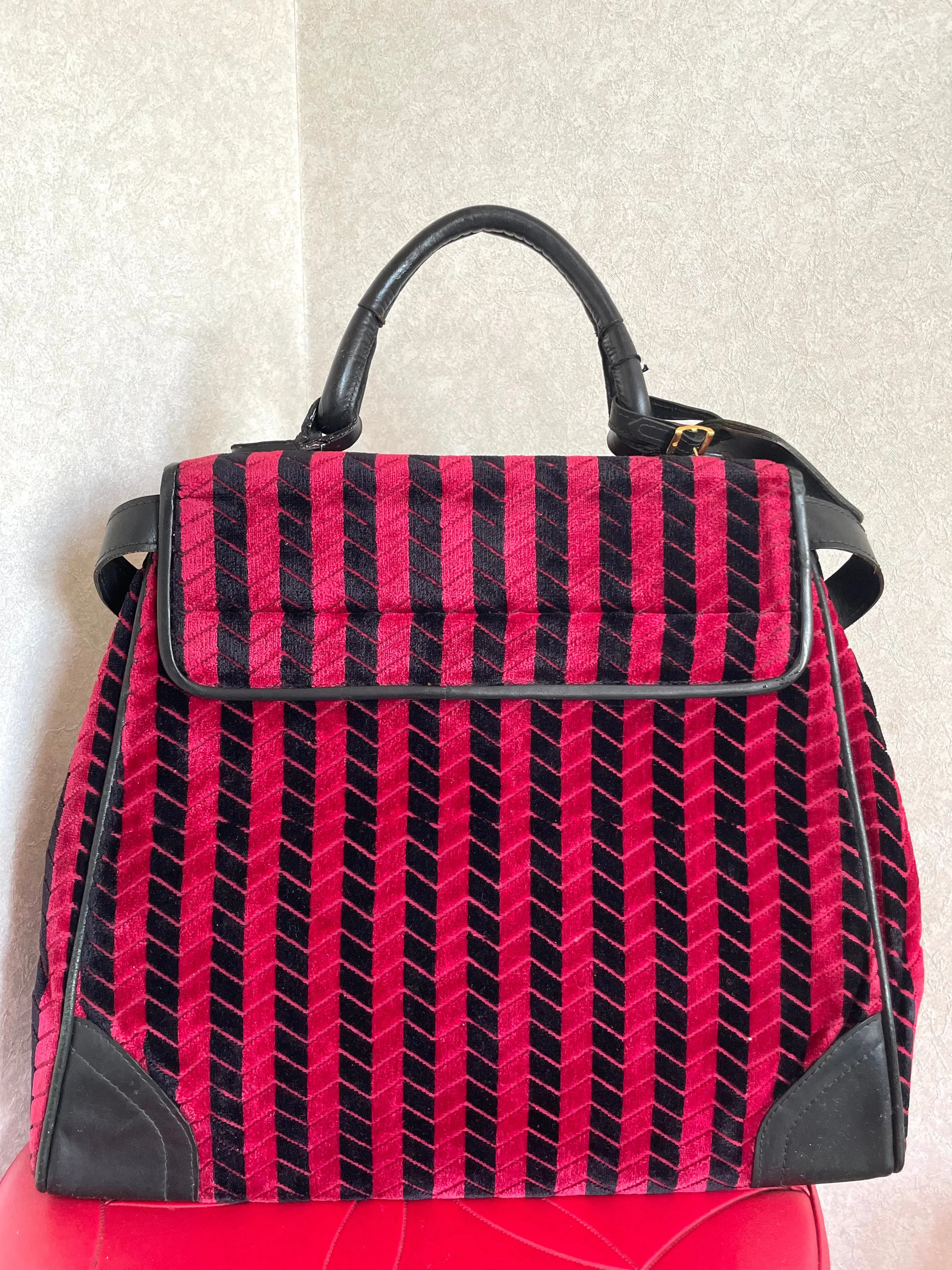 Vintage Roberta di Camerino red and black velvet chevron kelly handbag with golden logo motif. Rare masterpiece purse. 0501101ac