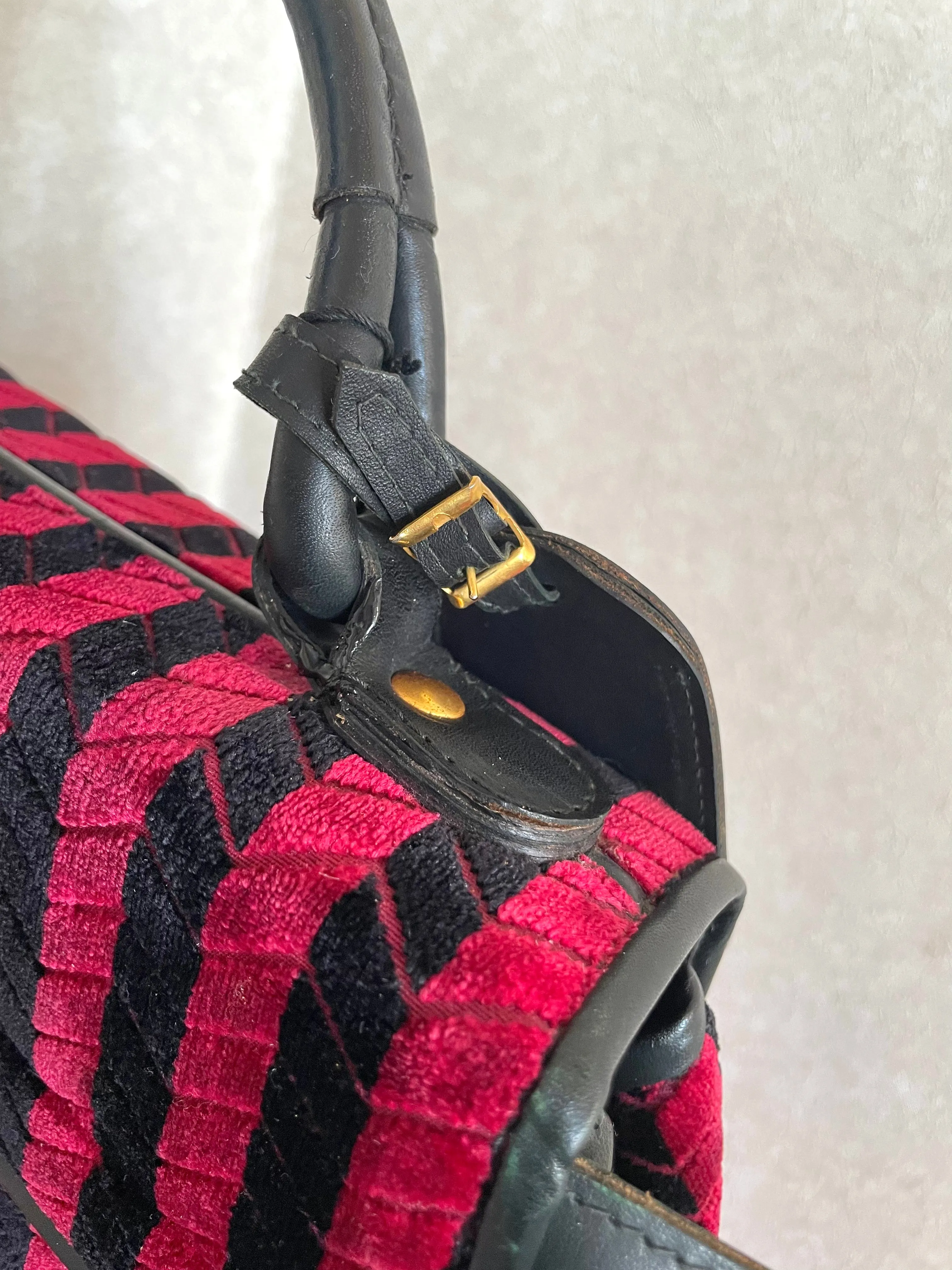 Vintage Roberta di Camerino red and black velvet chevron kelly handbag with golden logo motif. Rare masterpiece purse. 0501101ac
