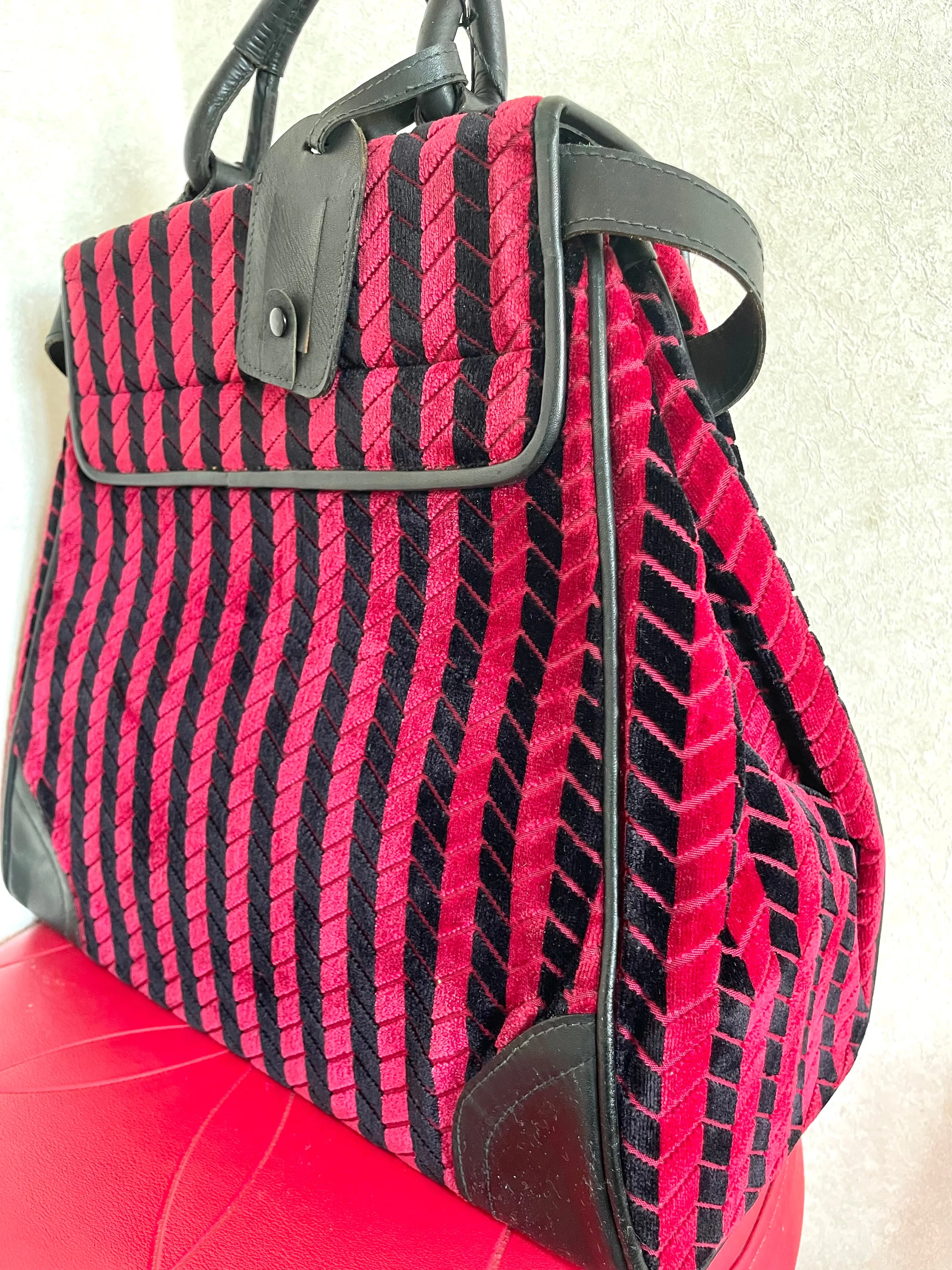 Vintage Roberta di Camerino red and black velvet chevron kelly handbag with golden logo motif. Rare masterpiece purse. 0501101ac
