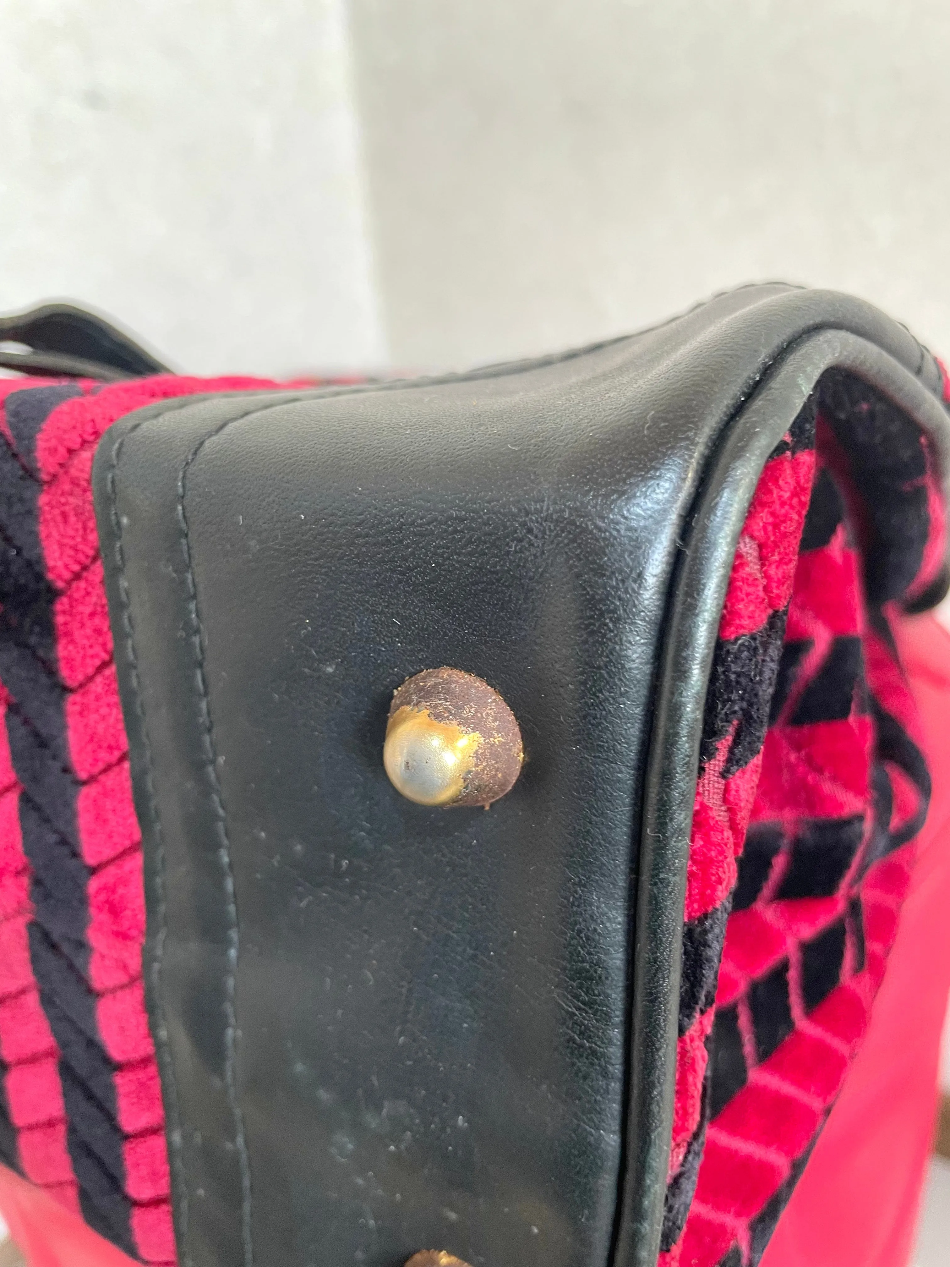 Vintage Roberta di Camerino red and black velvet chevron kelly handbag with golden logo motif. Rare masterpiece purse. 0501101ac