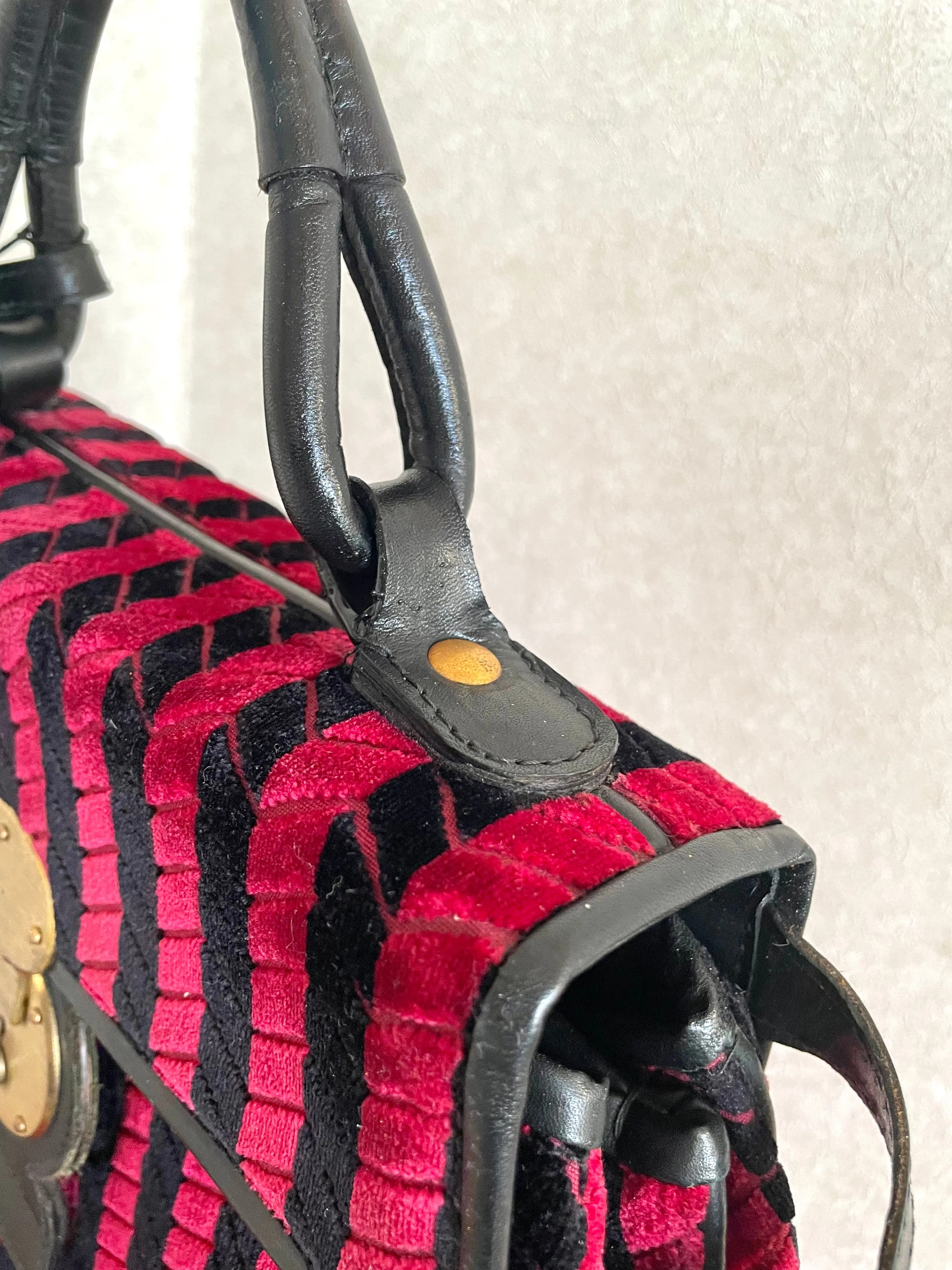 Vintage Roberta di Camerino red and black velvet chevron kelly handbag with golden logo motif. Rare masterpiece purse. 0501101ac