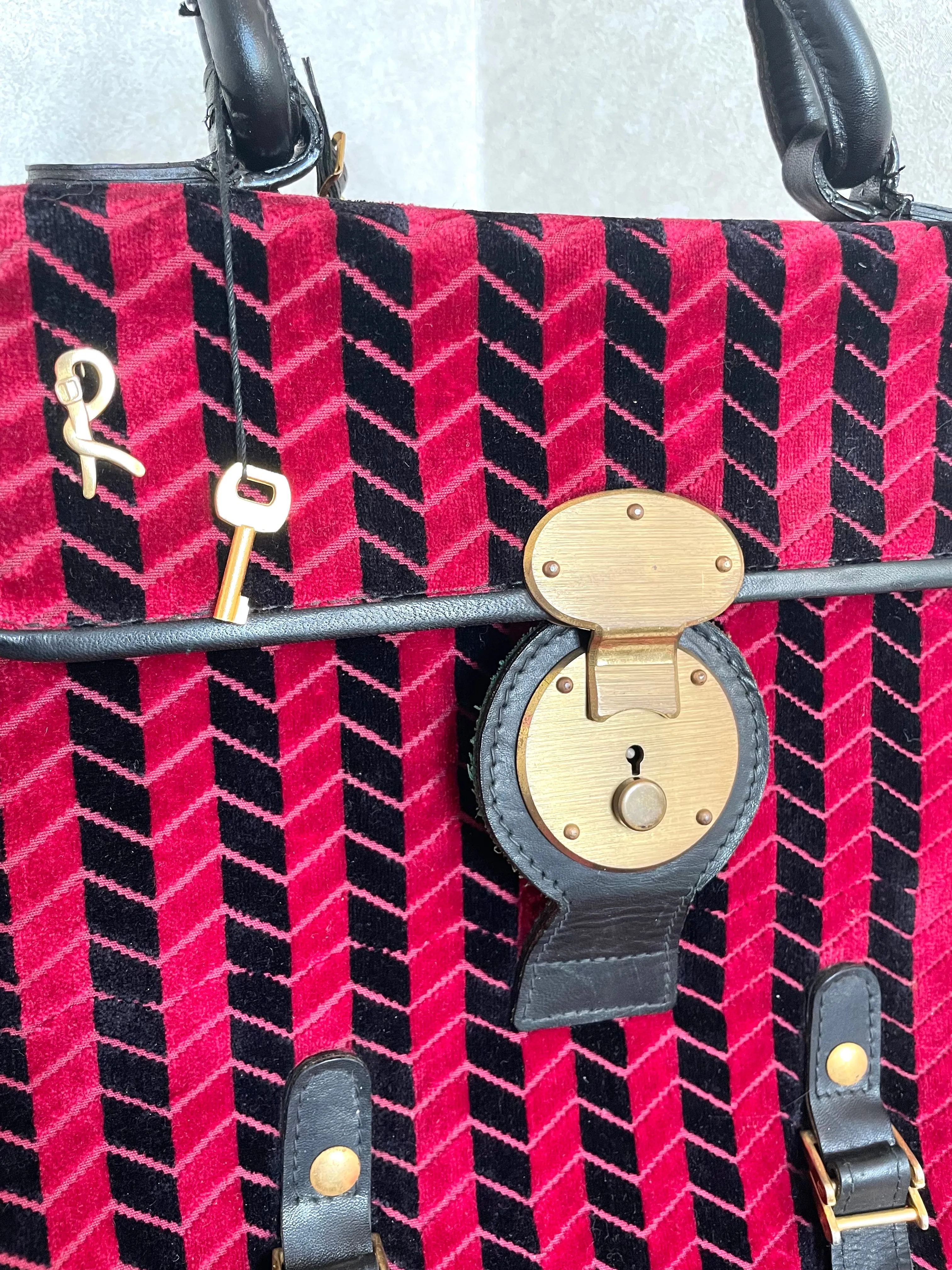 Vintage Roberta di Camerino red and black velvet chevron kelly handbag with golden logo motif. Rare masterpiece purse. 0501101ac