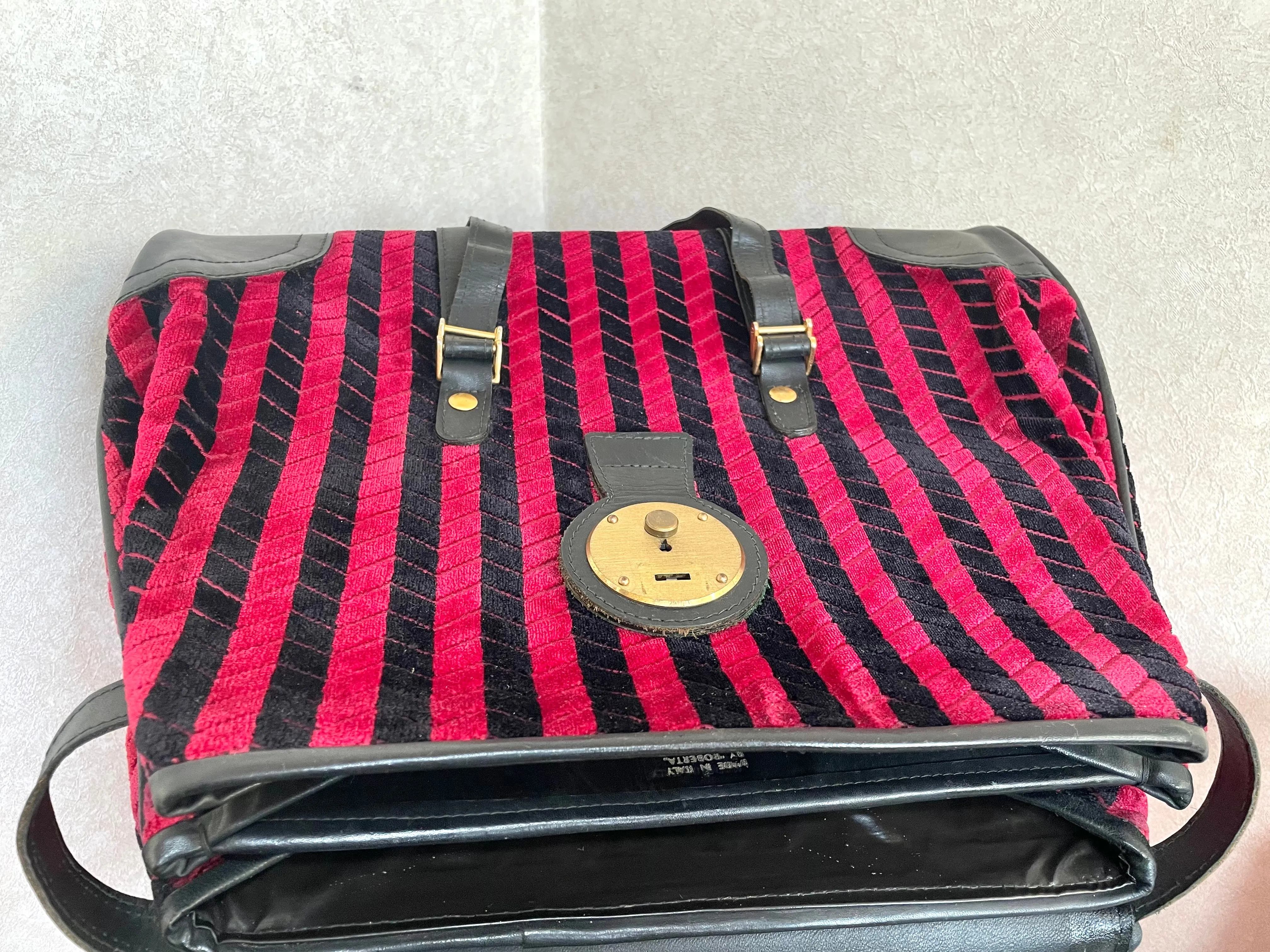 Vintage Roberta di Camerino red and black velvet chevron kelly handbag with golden logo motif. Rare masterpiece purse. 0501101ac