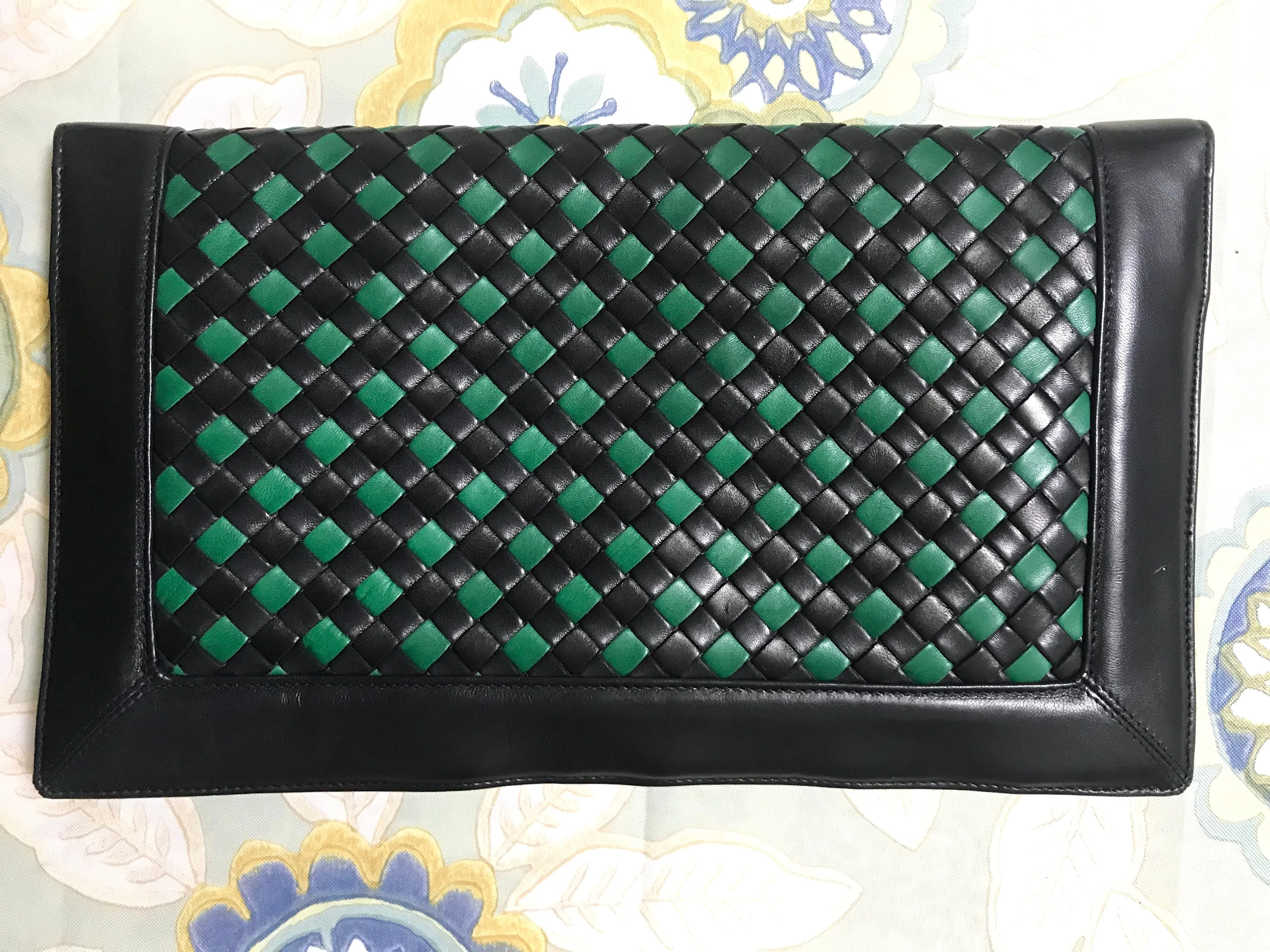 W9. Vintage Bottega Veneta intrecciato navy and green woven lamb leather large clutch bag, purse. Unisex. 050926