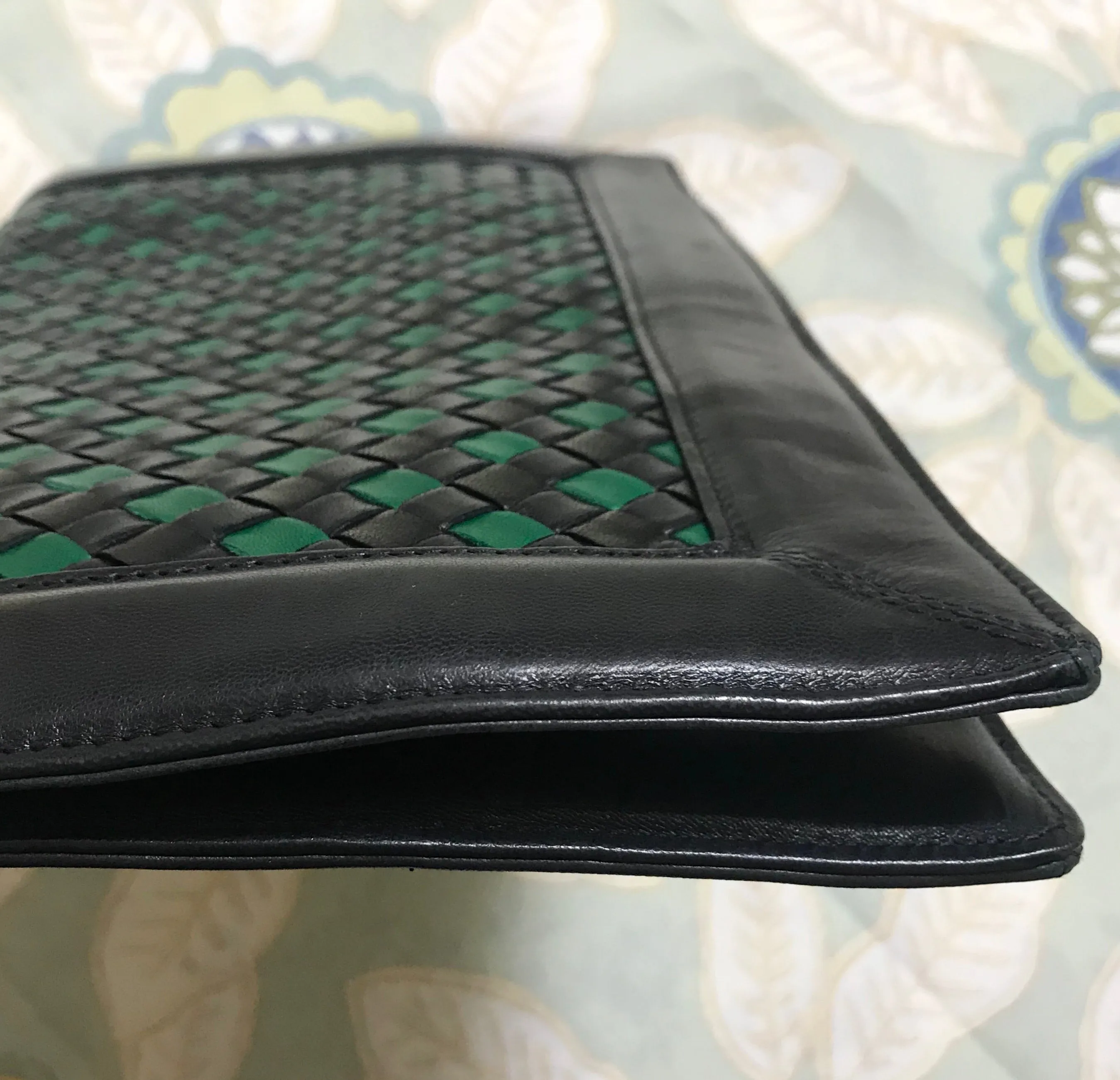 W9. Vintage Bottega Veneta intrecciato navy and green woven lamb leather large clutch bag, purse. Unisex. 050926