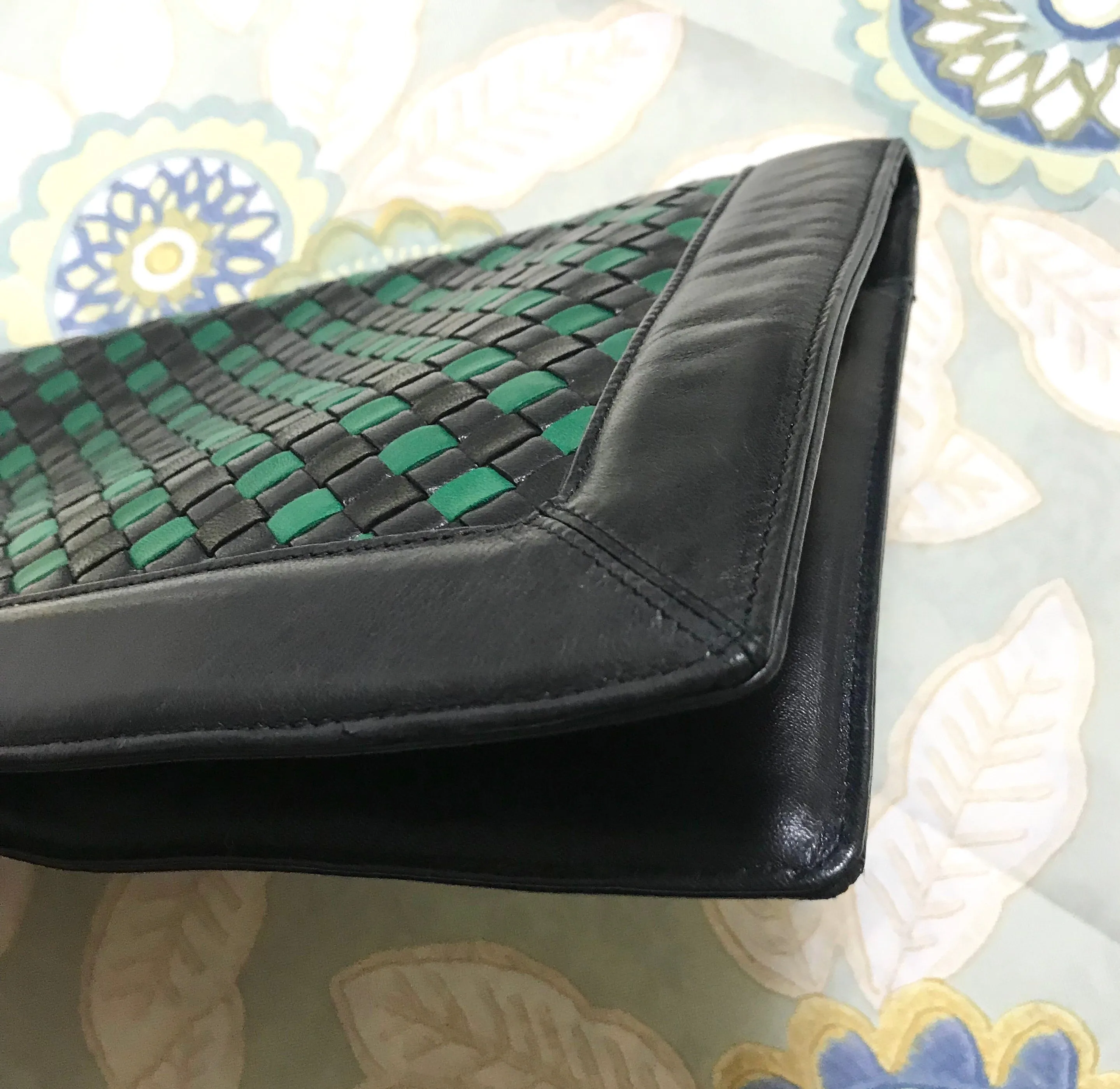 W9. Vintage Bottega Veneta intrecciato navy and green woven lamb leather large clutch bag, purse. Unisex. 050926