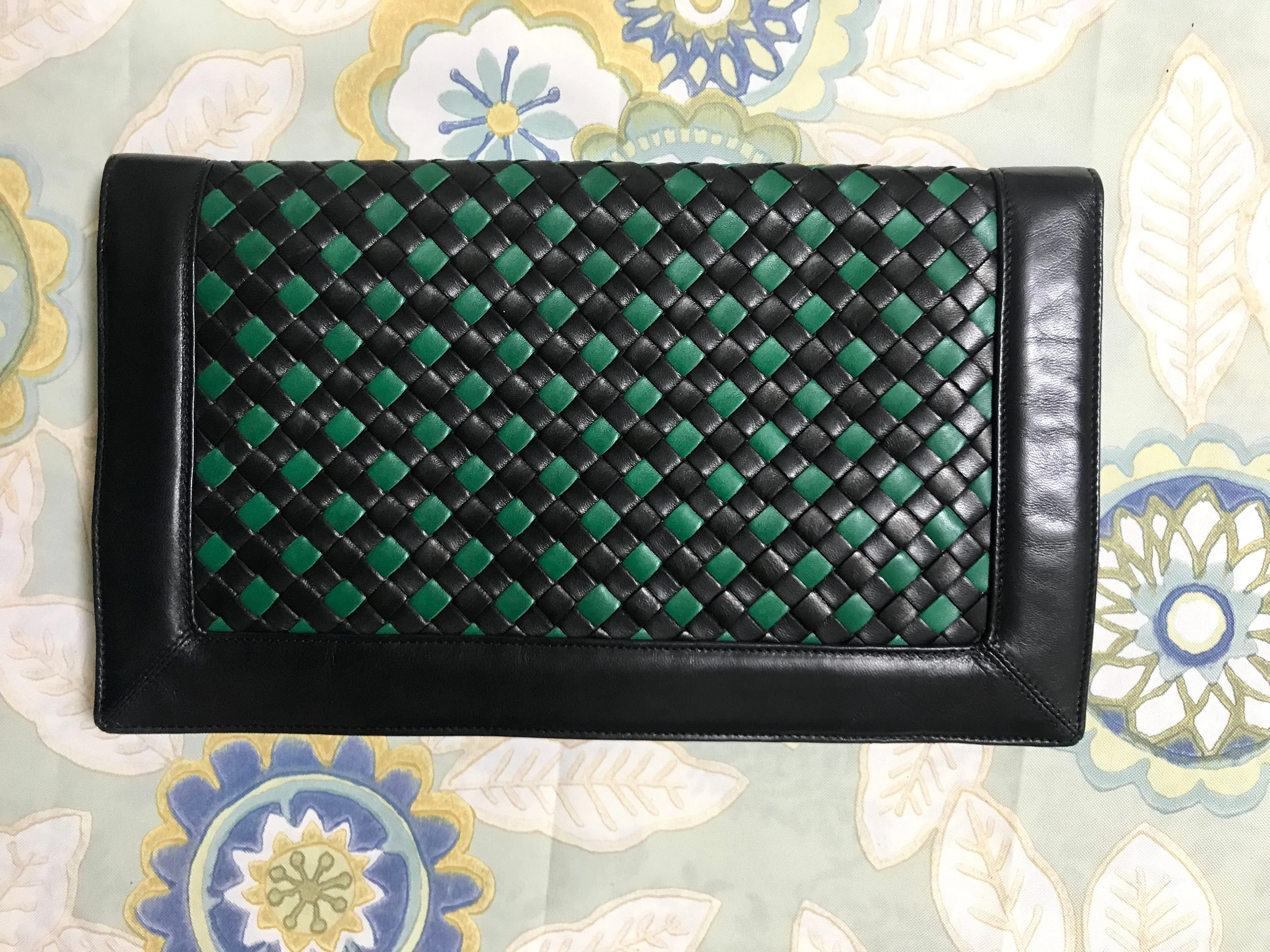 W9. Vintage Bottega Veneta intrecciato navy and green woven lamb leather large clutch bag, purse. Unisex. 050926